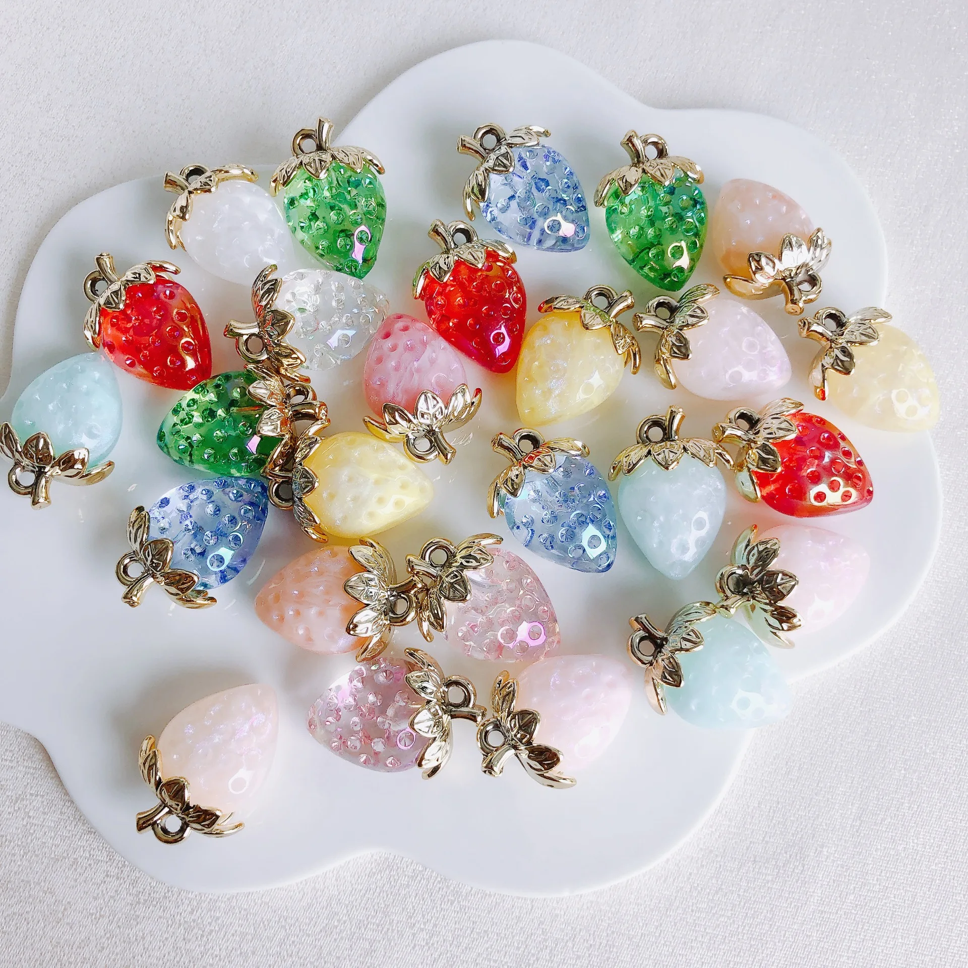 10pcs Многоцветни ръчно изработени ягодови акрилни висулки за DIY бижута за изработка на обеци Колие Ключодържатели Аксесоари
