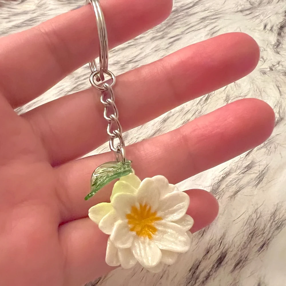 Красива бяла цвете чар ключодържател за вашия ключ, чанта и торбичка DIY декорация, сладък рожден ден коледно парти благоприятства подарък