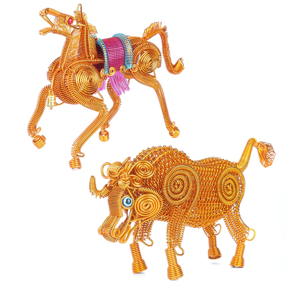 Метална тел Ръчно тъкани животински модел занаяти кола десктоп декорация богатство привличане на златен добитък галопиращ кон за орнаменти